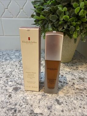 Elizabeth Arden Flawless Finish Foundation - New in box 30ml 1 oz 640N